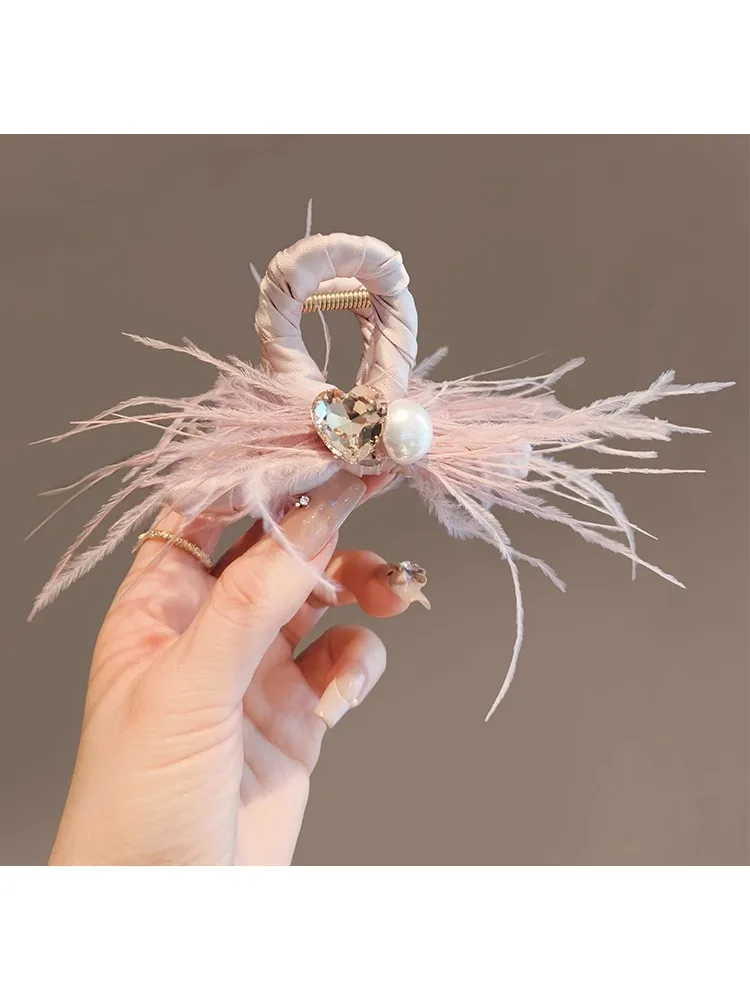 Зажим для волос со страусиными перьями, женская заколка для волос, новинка 2024, новинка, заколка в виде акулы со стразами, головной убор премиум-класса