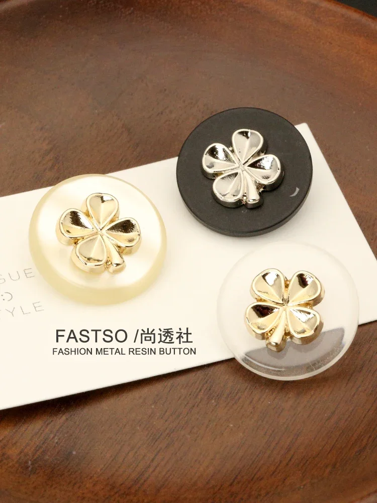 17, 22mm 6 adet çiçek tasarım bej şeffaf siyah lüks dikiş giyim İğne örme aksesuarları için dekoratif düğmeler