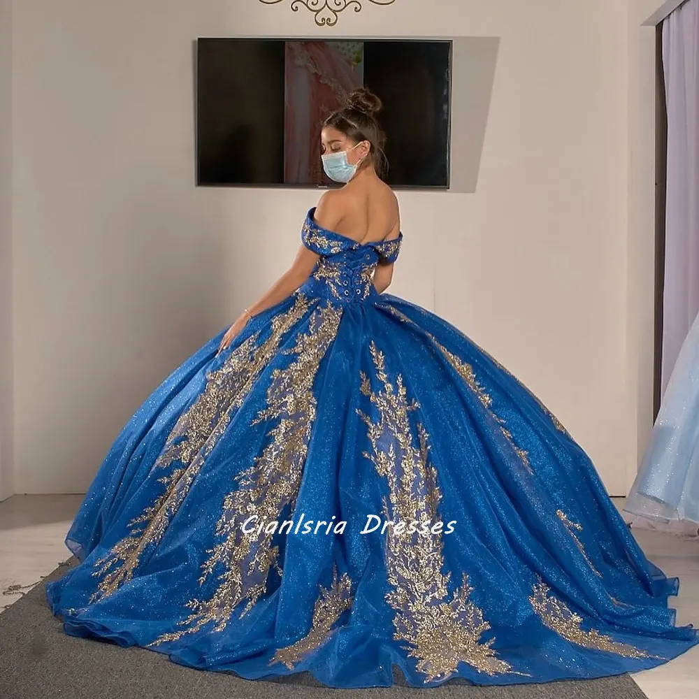 Royal Blue Off The Shoulder Open Back Ball Gown abiti Quinceanera con Appliques di cristallo dorato manica corta Vestido De 15 Anos