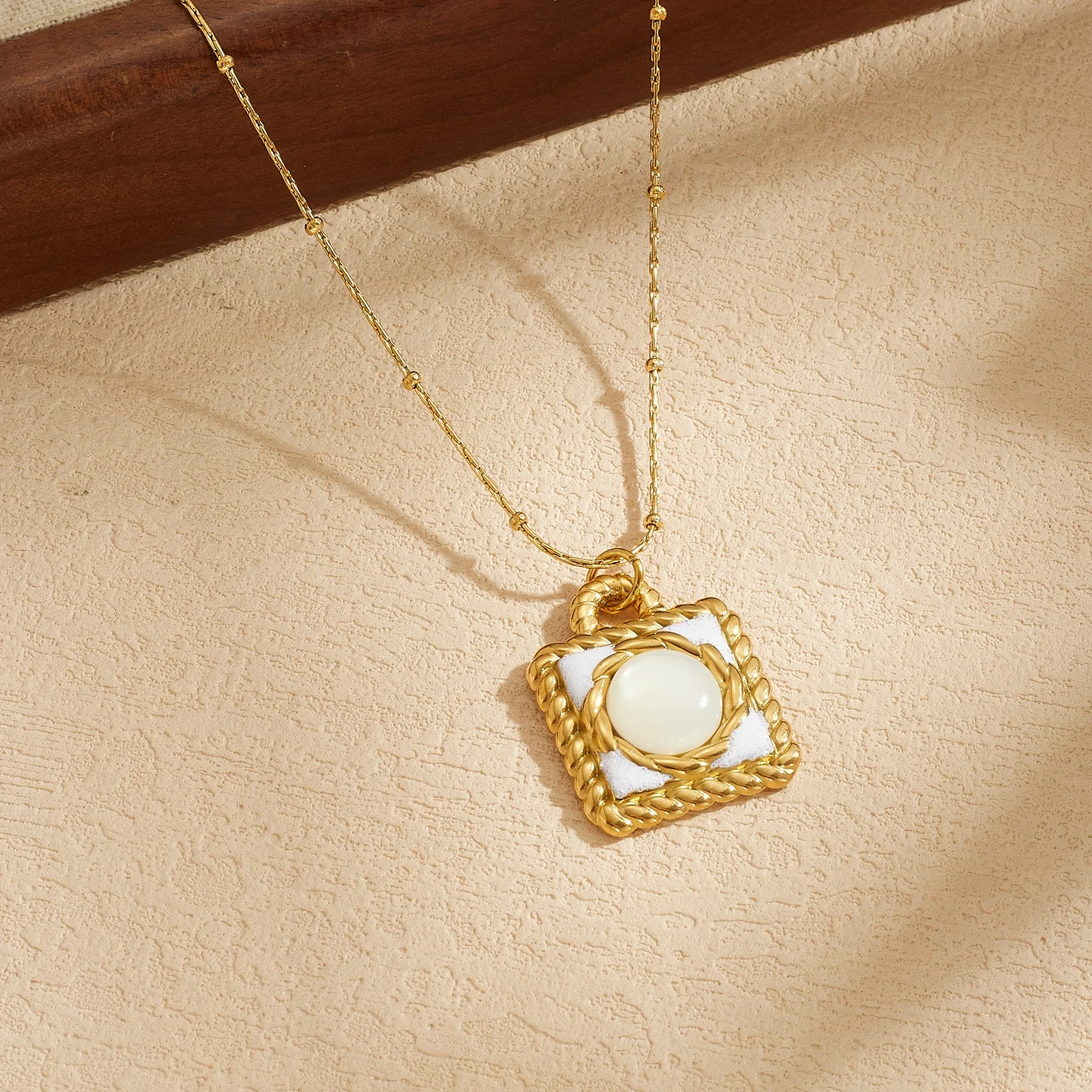 Weiße quadratische Anhänger-Halskette aus Edelstahl für Damen und Mädchen, modisch, neuer trendiger Schmuck, Accessoire, Geschenk, Party, glamourös