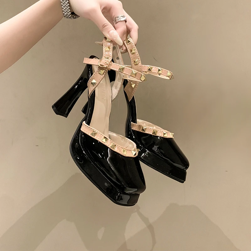 Новые женские сандалии 35-39, маленький размер, с квадратной головкой и заклепками, украшенная пряжкой, вечернее платье на высоком каблуке, модные непромокаемые туфли на платформе
