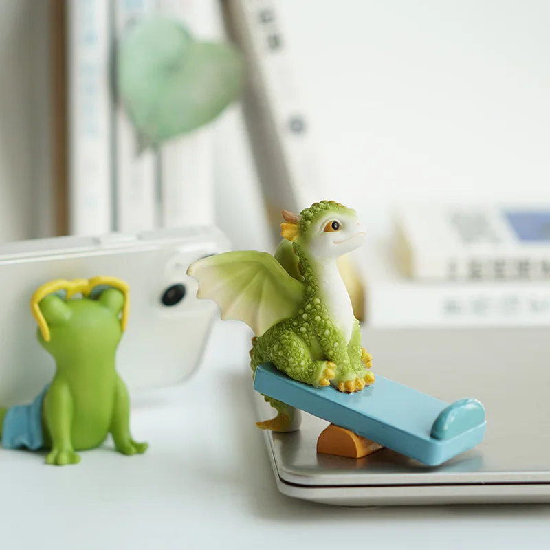 1 Pcs Interesting Green Frog Figurine Statue Desk Decoration for Girls To Relieve Stress Cute Phone Stand Home Decor Accessories