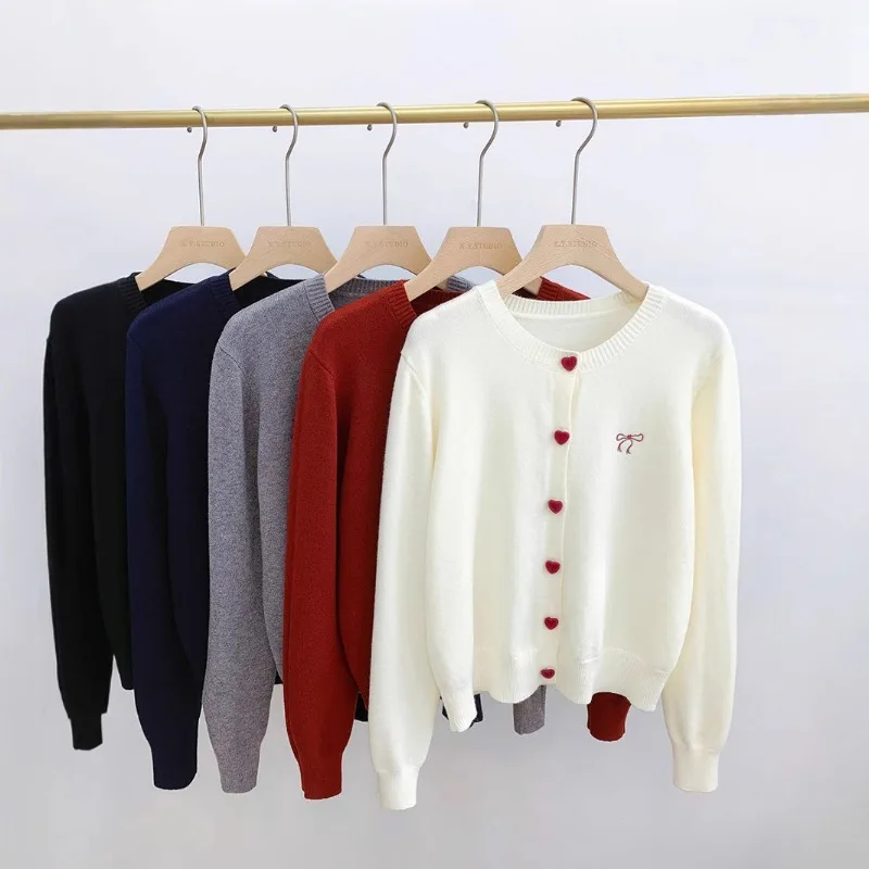 

FL женский однобортный свитер с круглым вырезом и пуговицами в форме сердца 2026, вязаный кардиган с бантом и вышивкой, корейские повседневные однотонные топы, женская одежда