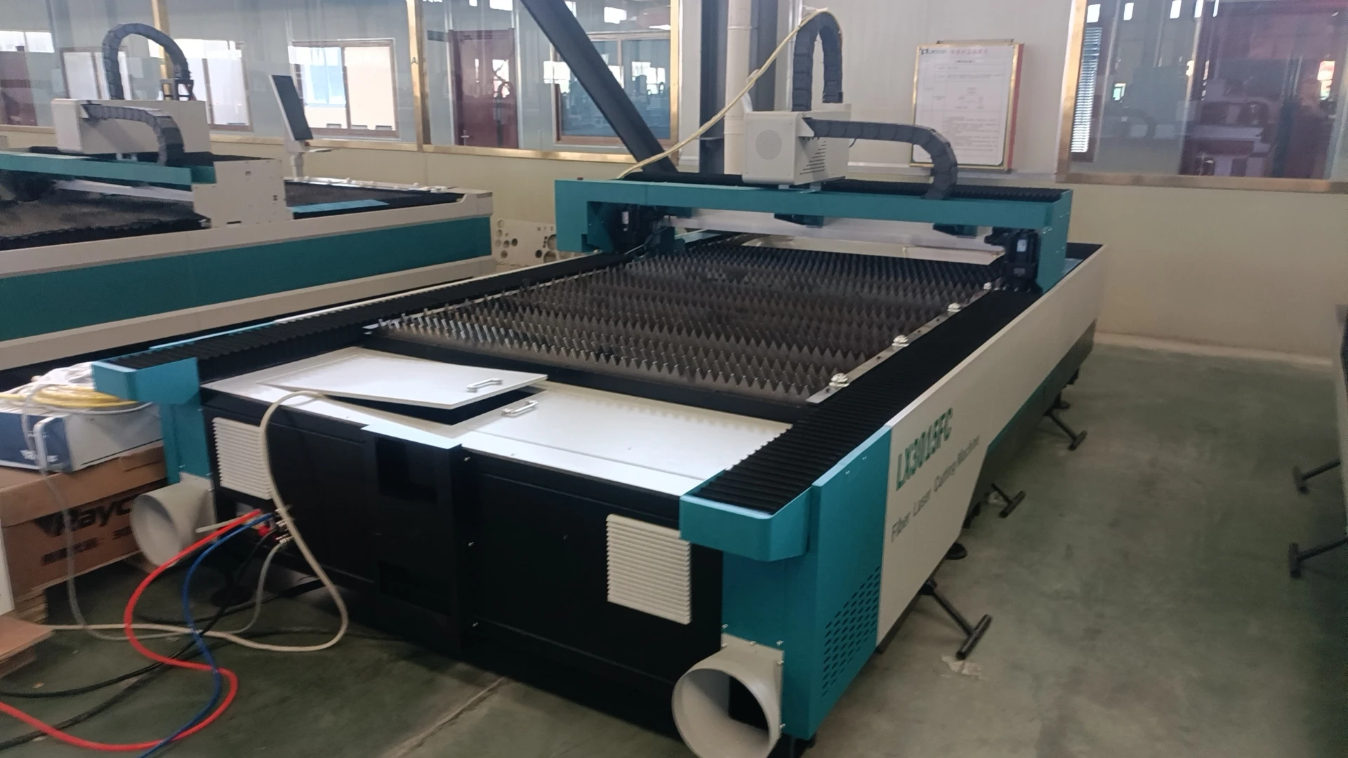 LX3015 Low Cost Fiber Laser Metal Cutting Machine 1500w 3000w 4000 Watt Laser Cutter For Sale