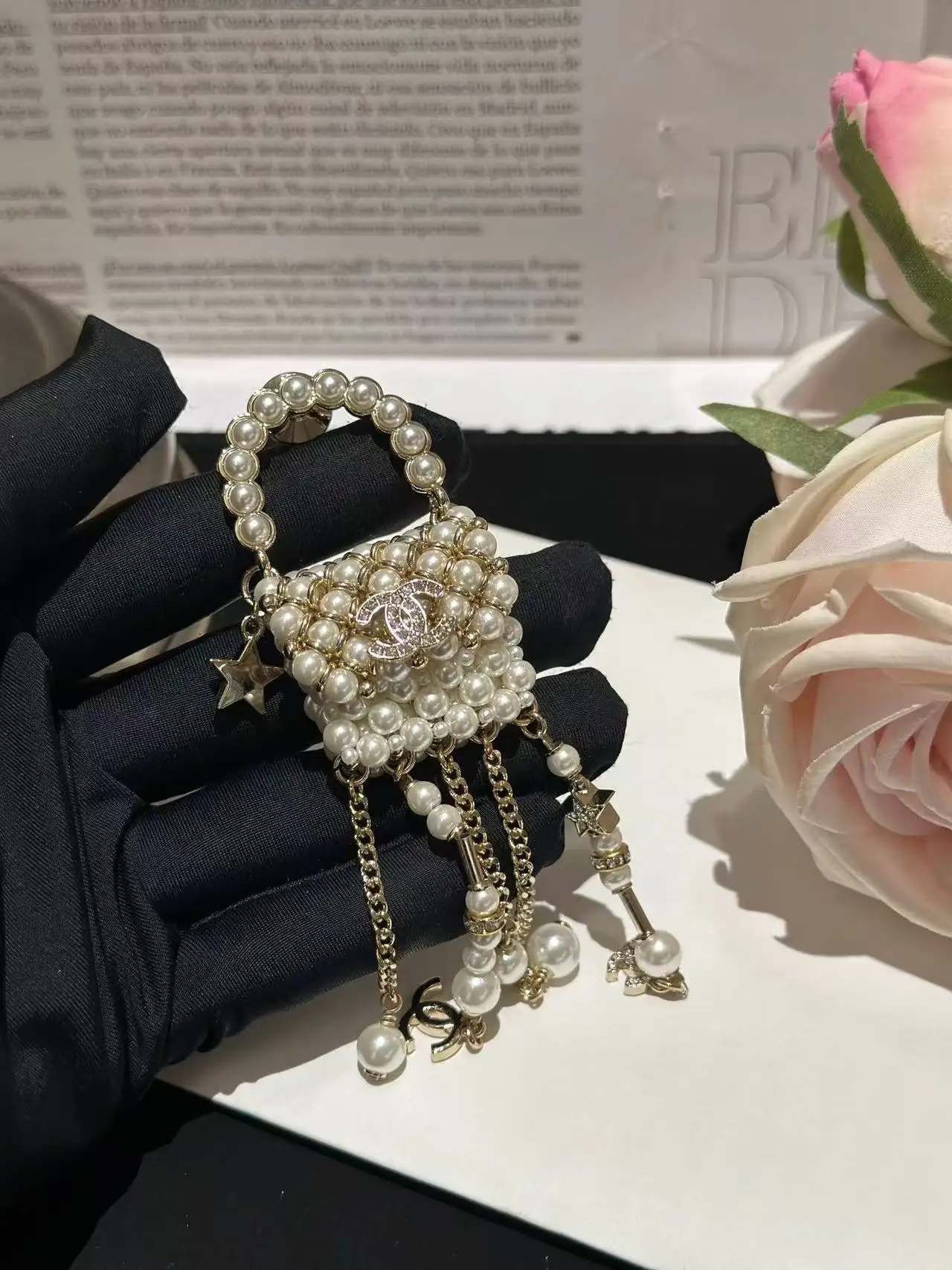 

Exquisite Pearl Bag with Chest Pin in Small Fragrant Style, Showcasing Fashionable and Elegant Charm