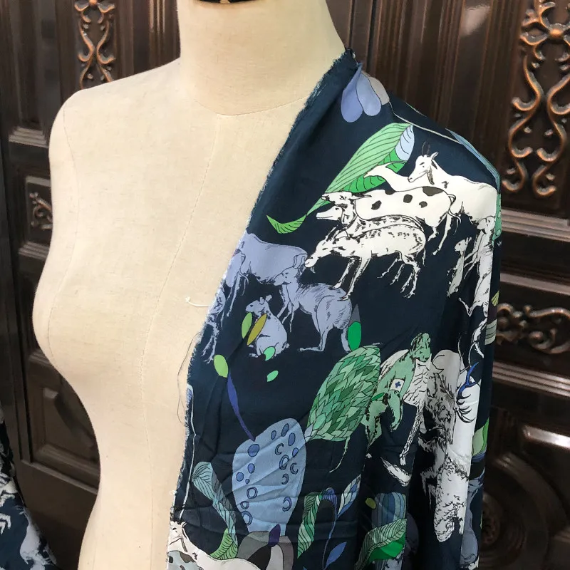 

1 метр, 100% тутовый шелк, 13 момме, креповая шелковая ткань, темно-синий цвет, с принтом мультяшных животных, ширина 140 см, 55 дюймов, по дворам CY049