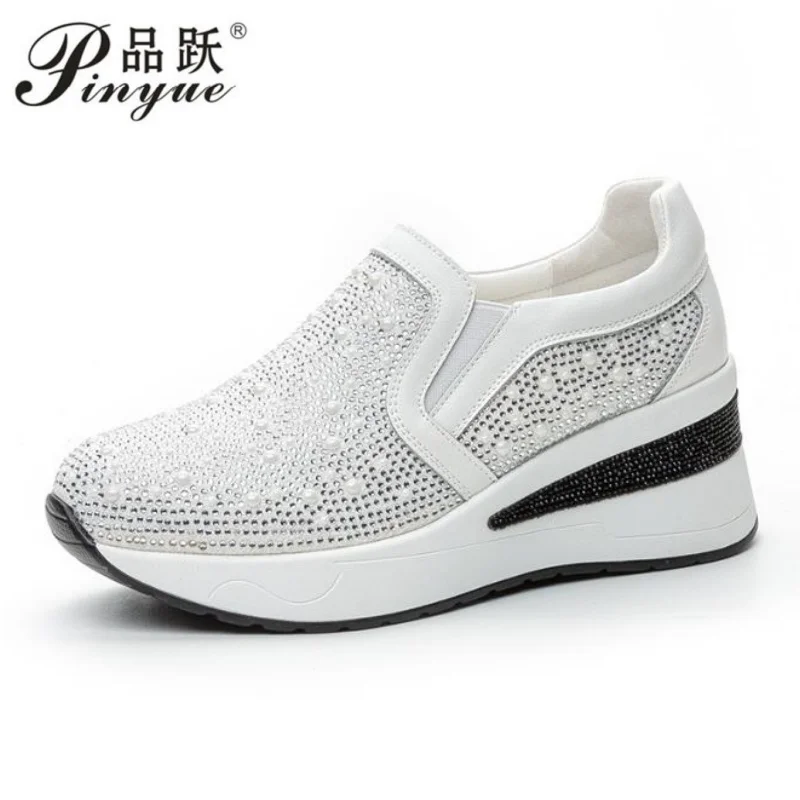 

Новые кроссовки на танкетке 7 см, женские повседневные туфли со стразами и жемчугом и блестками, прогулочные летние кроссовки на платформе, размеры 34-40