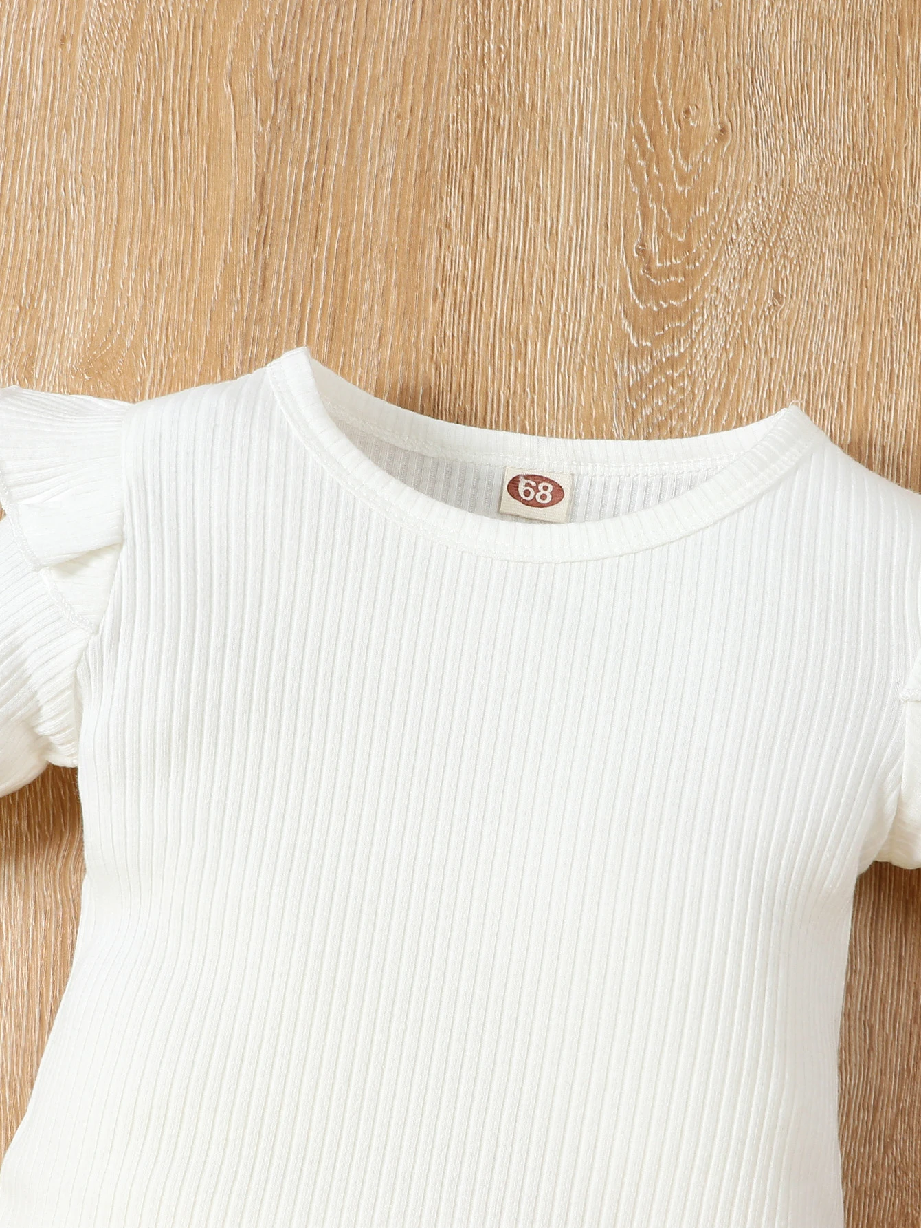 Weißer Langarm-Strampler für Herbst und Winter mit niedlichen 3D-Ohren und Hosenträgern, Baby-Mädchen-Outfit – Detail 5