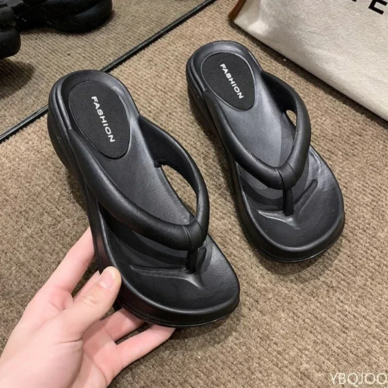 Sommermode Neue Dicksohlige Pantoffeln Flip-Flops Strand Rutschfeste Outdoor-Sandalen Modische Schwammkuchen-Clip-On-Pantoffeln 2026 – Detail 9