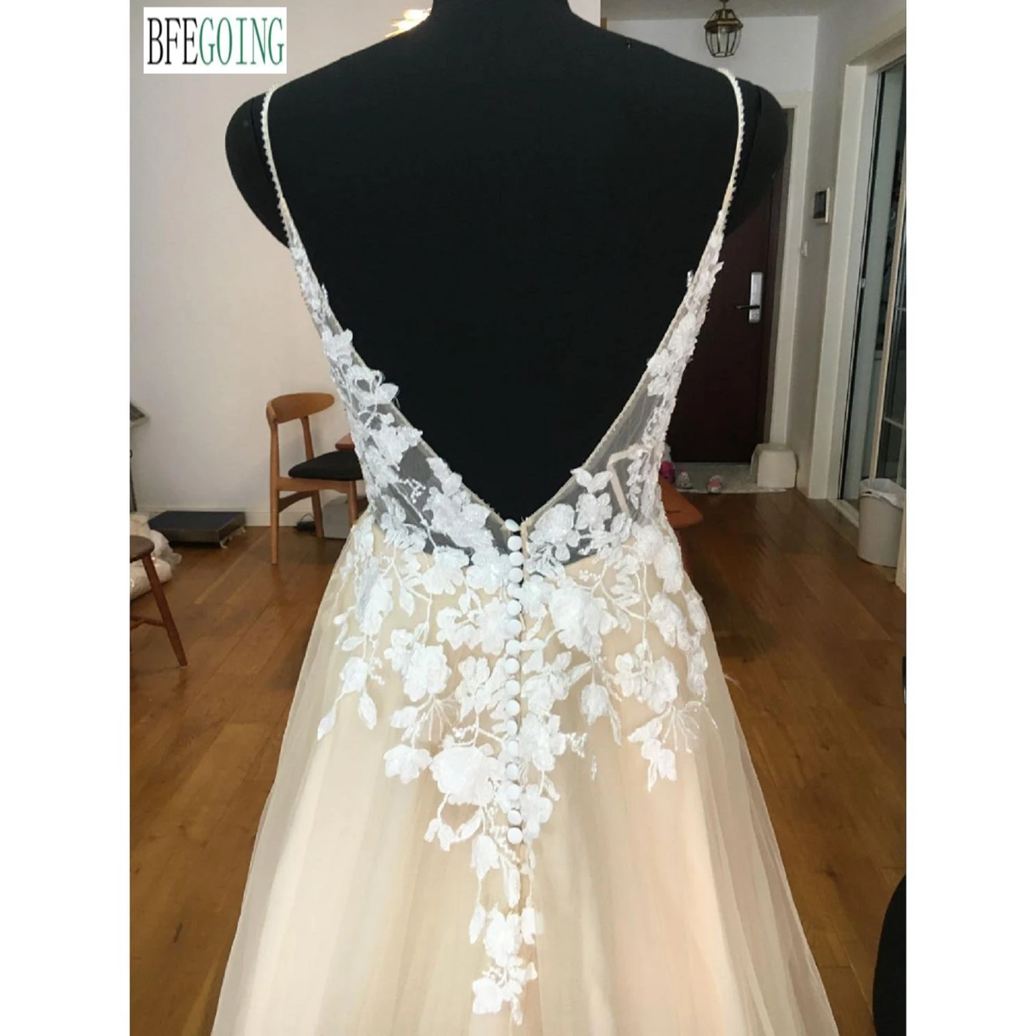 Simple Lace Appliques Tulle A-Line Wedding Dresses Chapel Train Custom Made Spaghetti Straps Bridal Gowns