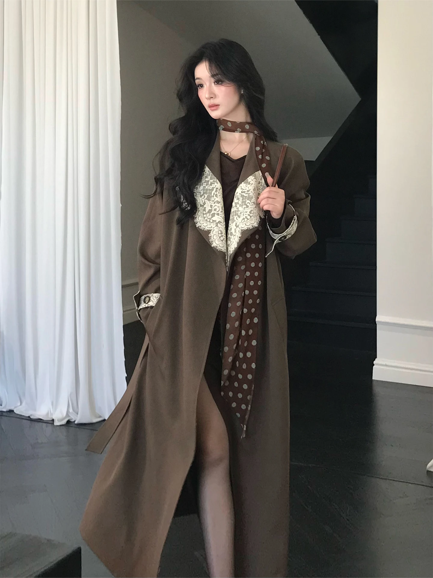 

Li Buwan Berlin Scroll Классическая ретро коричневая волокнистая кружевная женская ветровка средней длины Jaet из полиэфирного волокна из эластичного волокна