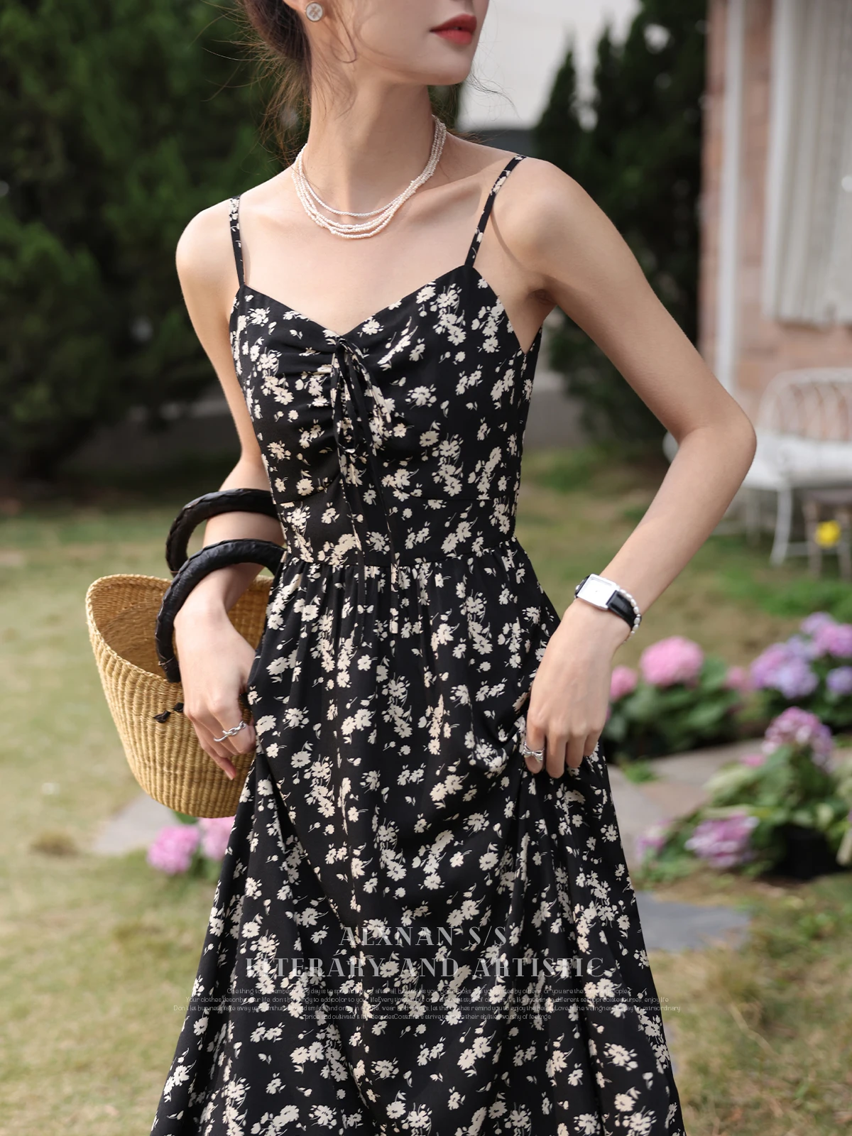 

ALXNAN V-neck Black Chiffon Floral Camisole Dress for Women 2024 A-line High Waisted Printed Sleeveless Midi Dresses LXN28815