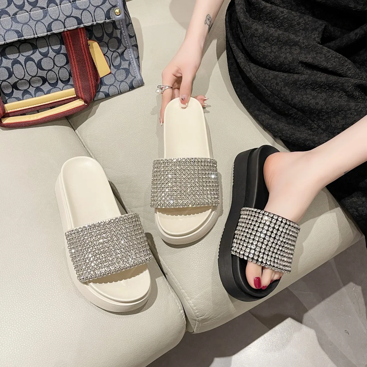 Shoes Slippers Women Summer Luxury Slides Shale Female Beach Platform Pantofle Jelly Flip Flops Designer Soft Sabot 2024 Glitter