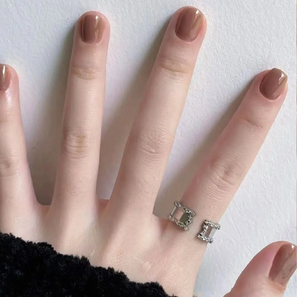 24szt Krótkie Okrągłe Sztuczne Paznokcie Francuskie Jednokolorowe Pełne Pokrycie Odpinane Francuskie Tipsy Z Galaretkowymi Naklejkami DIY Nail Art
