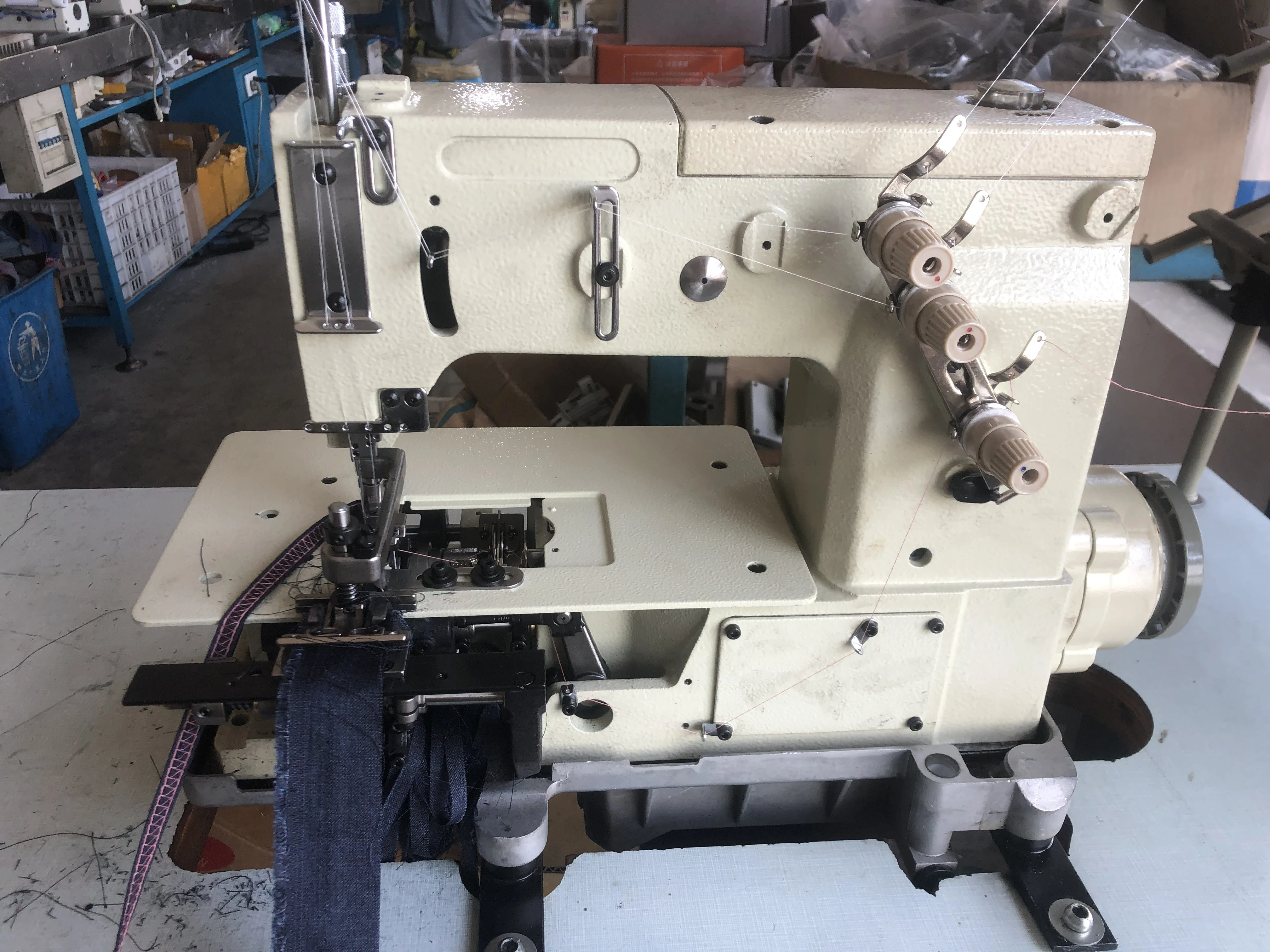 CP-2000C Direct-drive Flat-bed Double Chain Stitch Industrial Sewing Machine