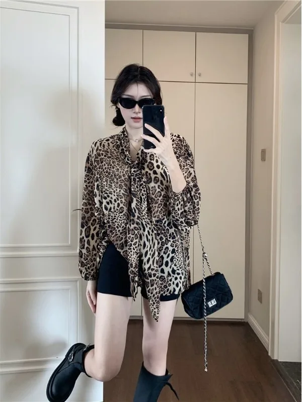 

Модный сексуальный женский шелковый топ с леопардовым принтом, шикарный дизайн, свободный крой, длинный повседневный модный топ из полиэфирного волокна све