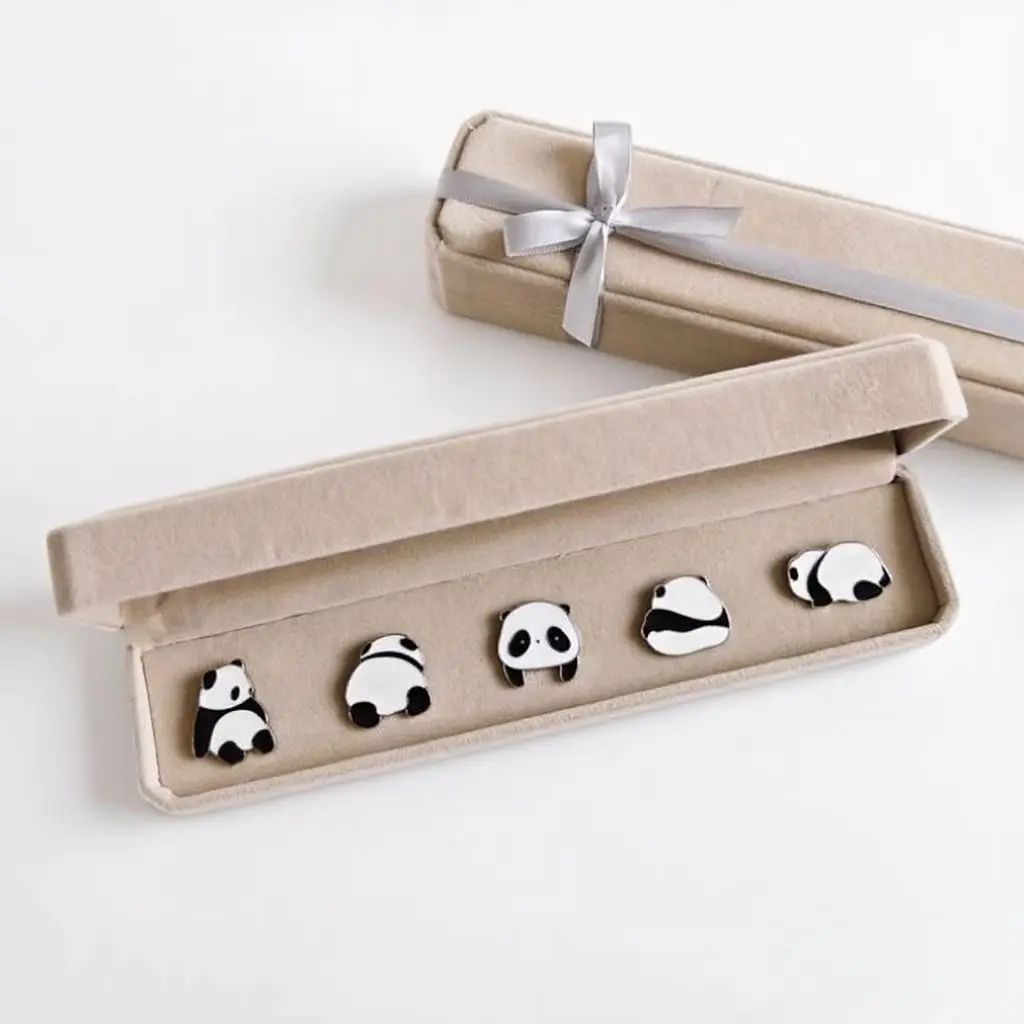 เข็มกลัดแพนด้าลักษณะสไตล์จีน