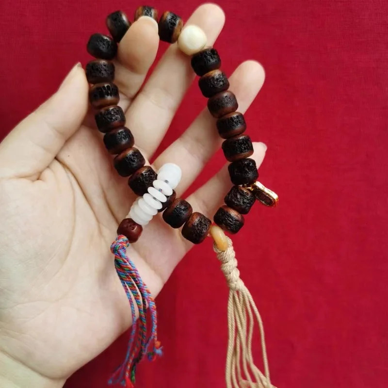 Yak skull bracelet, hand-held, made from old materials, Gabpa version, with a dragon, lion, and double teeth motifs, ethnic Tibe
