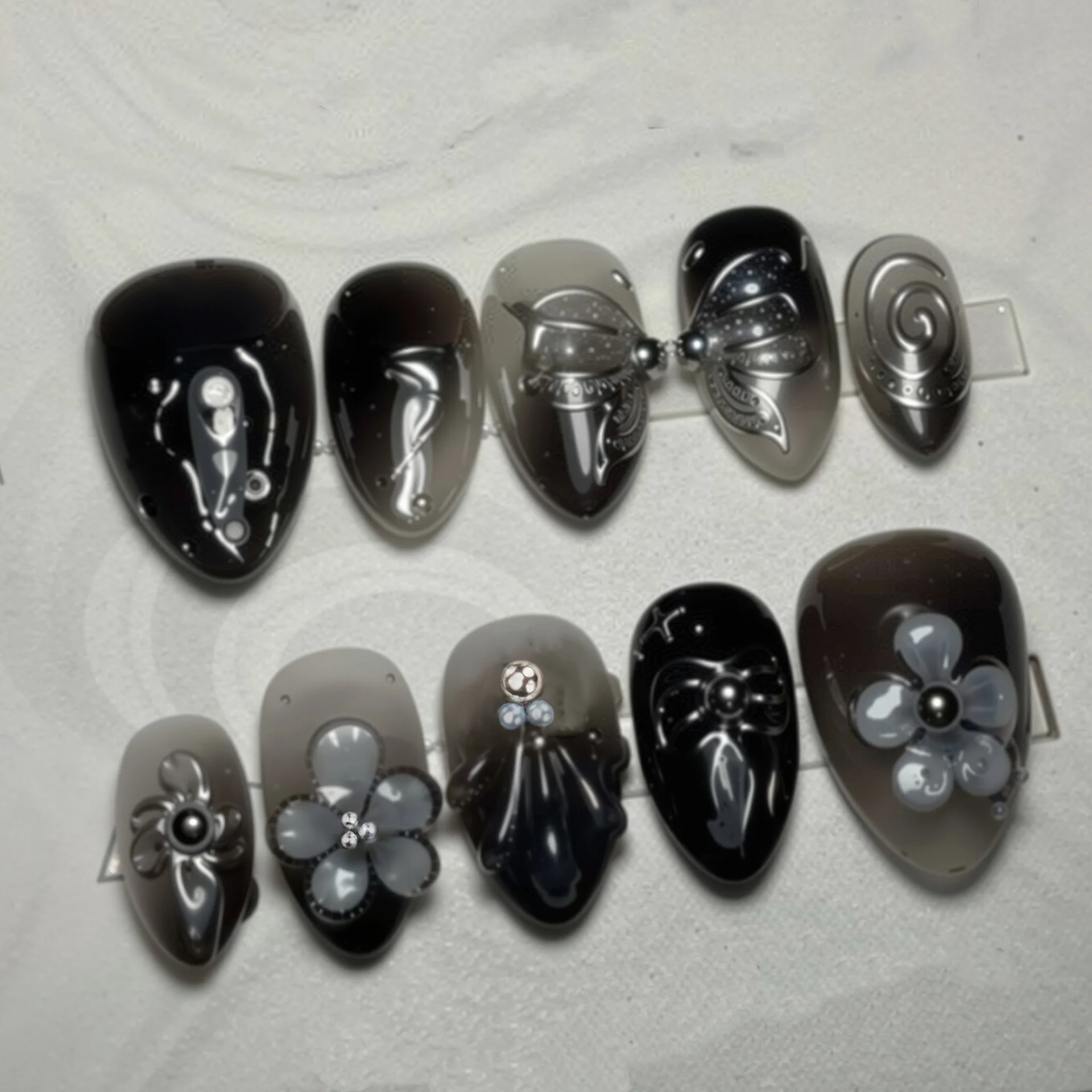 

24Pcs Black Gradient Nails Set Press on Bow Flower Butterfly Line Fake Nails Short Almond Detachable Full Cover False Nails Tips