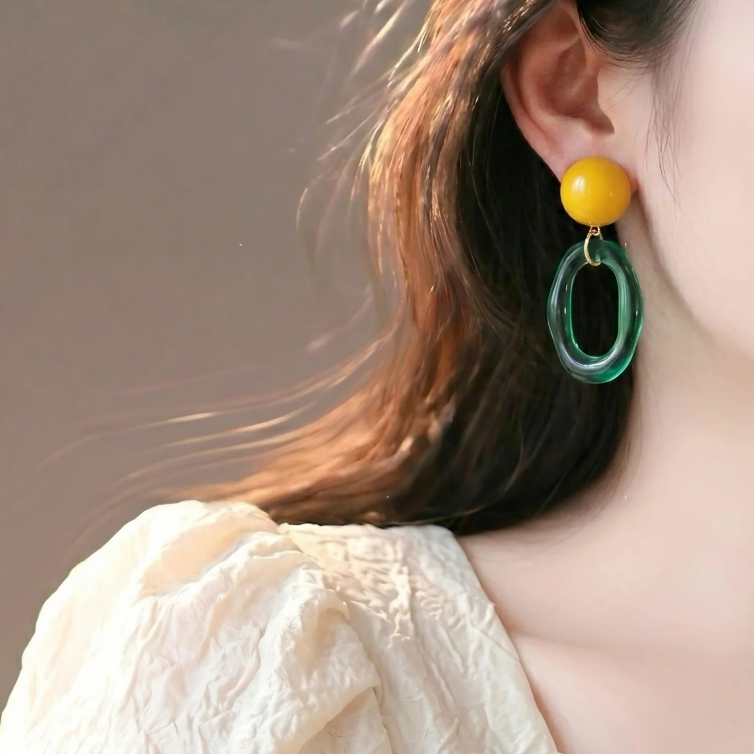 brincos-de-argola-transparentes-estilo-hong-kong-com-blocos-de-cores-retro-verde-e-design-de-espiral-mosquiteira