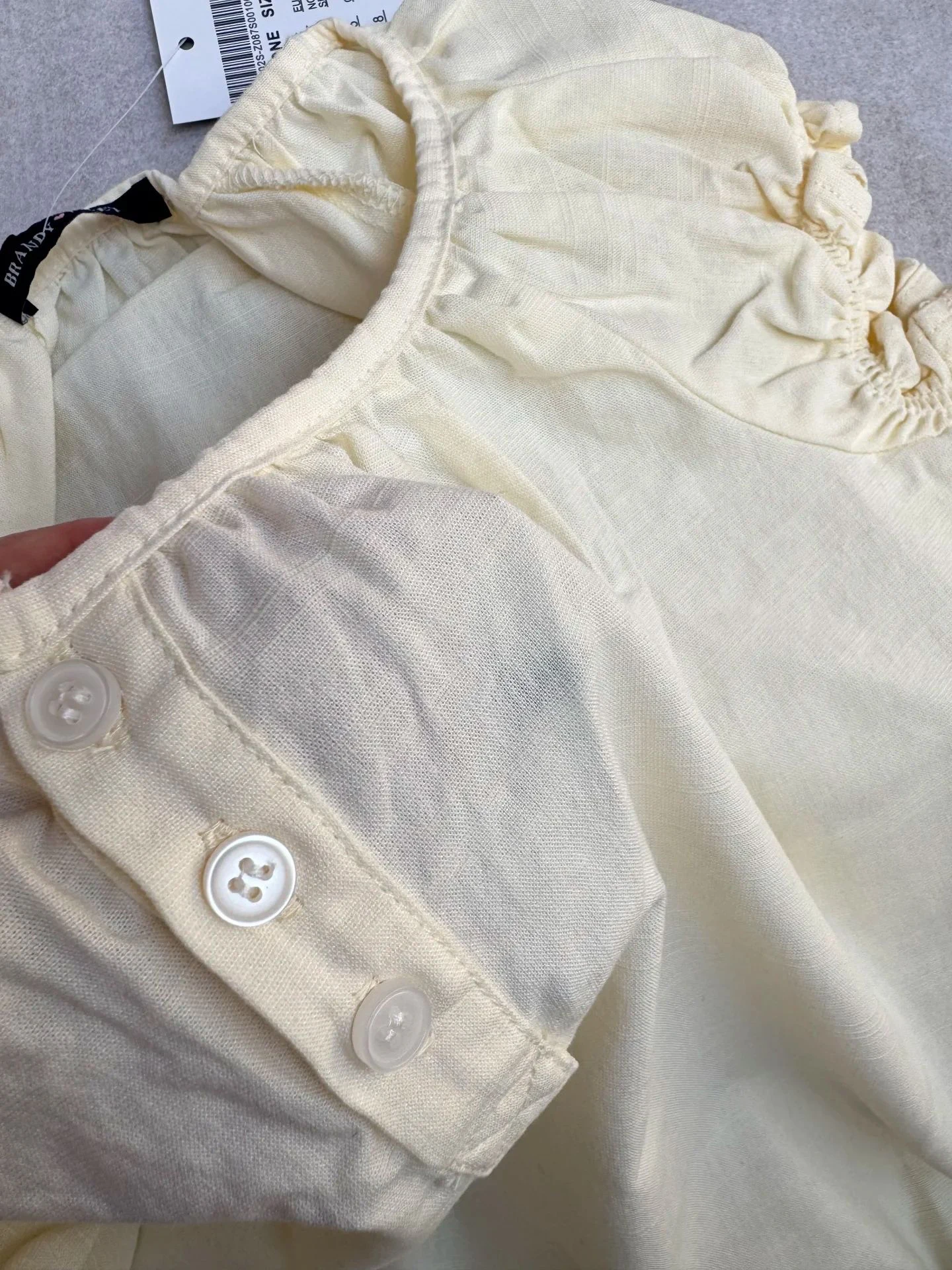 عودة الدانتيل متابعة كشكش تي شيرت بلوزة المرأة ثلاثة أزرار ساحة طوق سليم تي شيرت الصيف الحلو بسيط نفخة الأكمام الصلبة القمصان