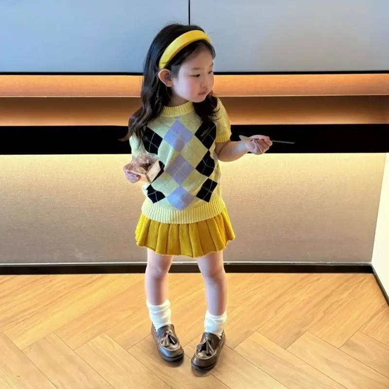 

Girls' Summer New Knit Outfit: Stylish and Fashionable Plaid Short-Sleeve Top with Versatile Yellow Short Skirt