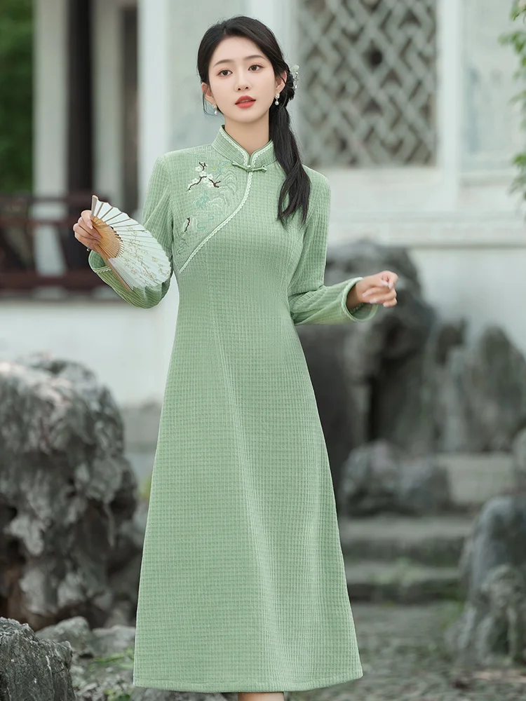 

Новое китайское вечернее платье-ципао для молодых моделей, длинное, с боковыми пуговицами, из полиэфирного волокна