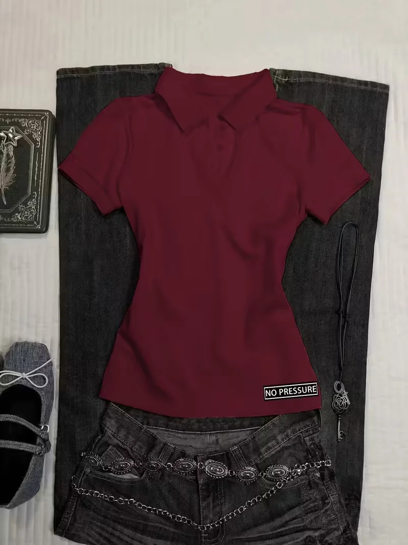 Y2K Schwarzes Slim-Fit Poloshirt für Damen Arbeitskleidung mit Rotem Aufdruck – Detail 4