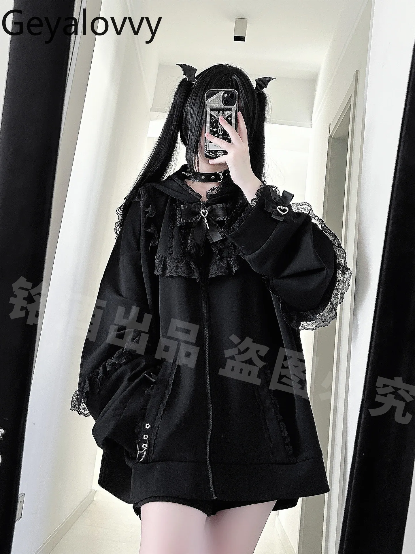 

Новинка Весна 2026: Комплект в стиле Y2K — черно-фиолетовая толстовка с ушками кролика, кружевная свободная куртка с длинными рукавами и шорты-грелки