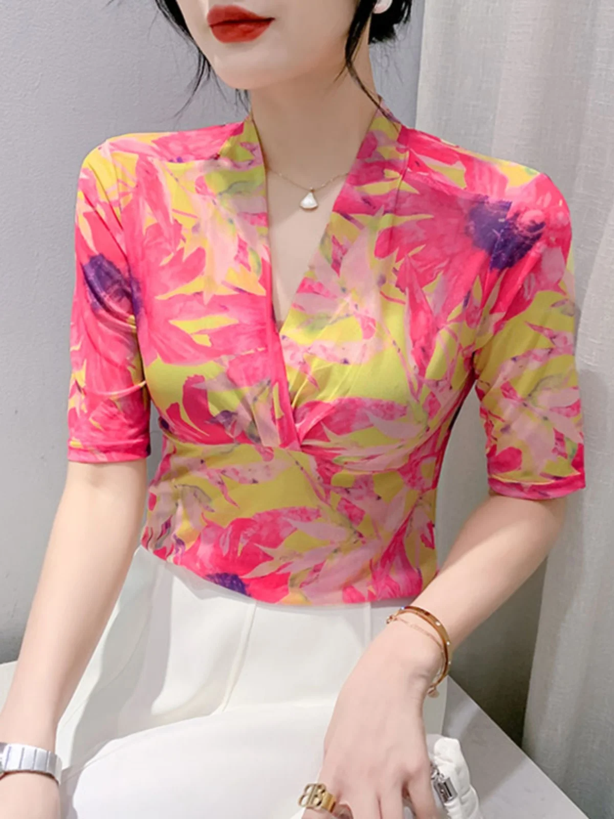 

Летняя футболка с V-образным вырезом и цветочным принтом, женская, приталенная, модная, уличная, базовая футболка