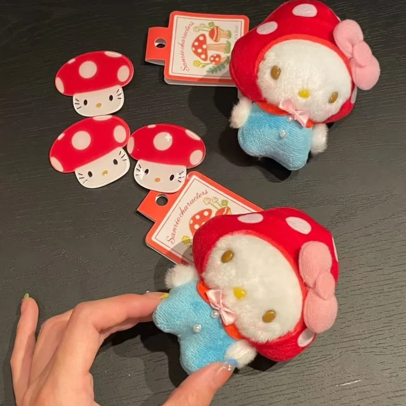 Uroczy pluszowy wisiorek z grzybkiem Hello Kitty, Sanrio, czerwony kapelusz, słodka lalka Kitty, kreatywny dodatek do plecaka, ozdoba do torby, prezent.
