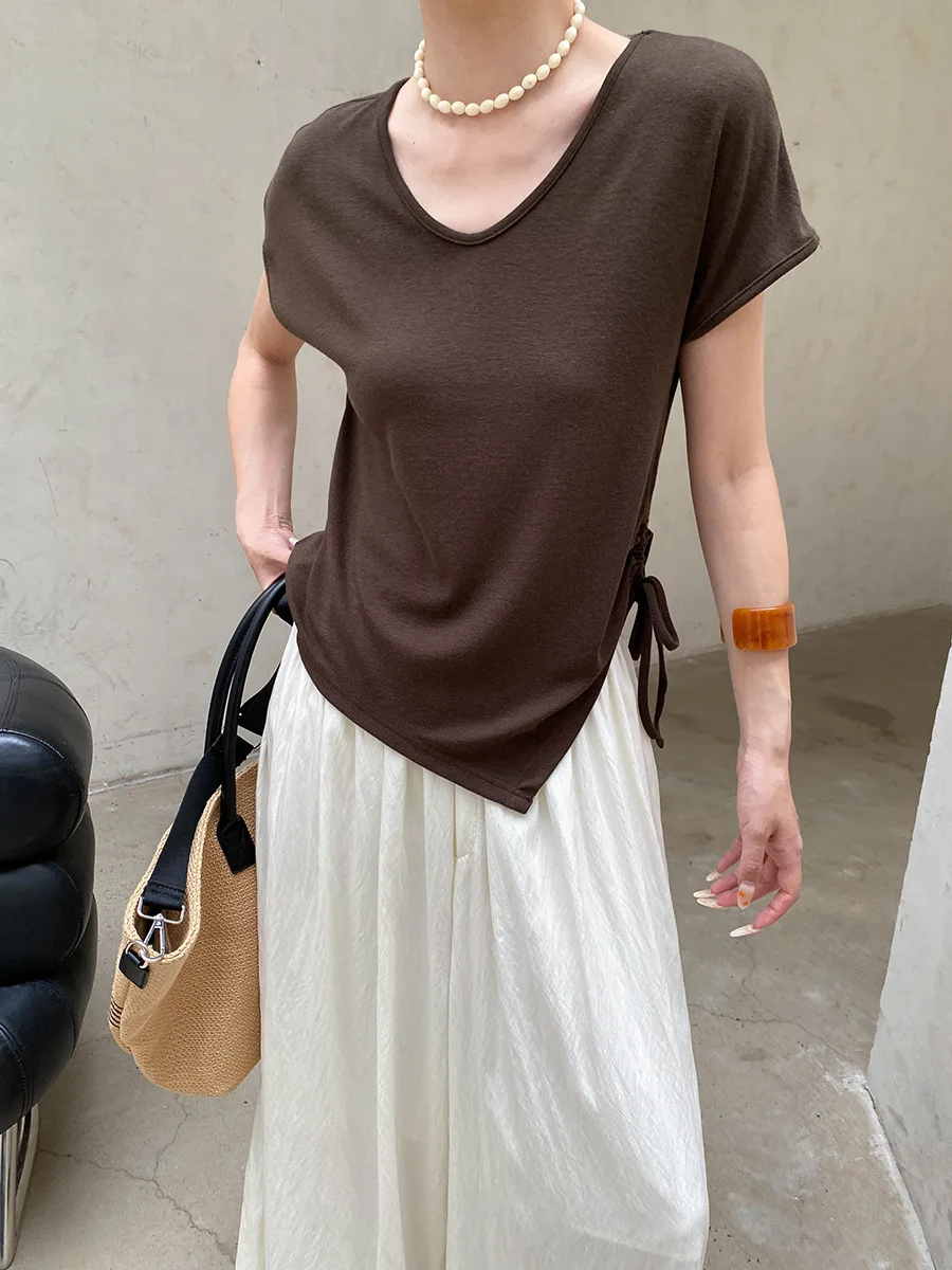 Sommerliches Damen-T-Shirt in unregelmäßiger Farbe mit unregelmäßigem Saum, Kordelzug, V-Ausschnitt und schlankmachendem Effekt, kurzärmelig. – Detail 4
