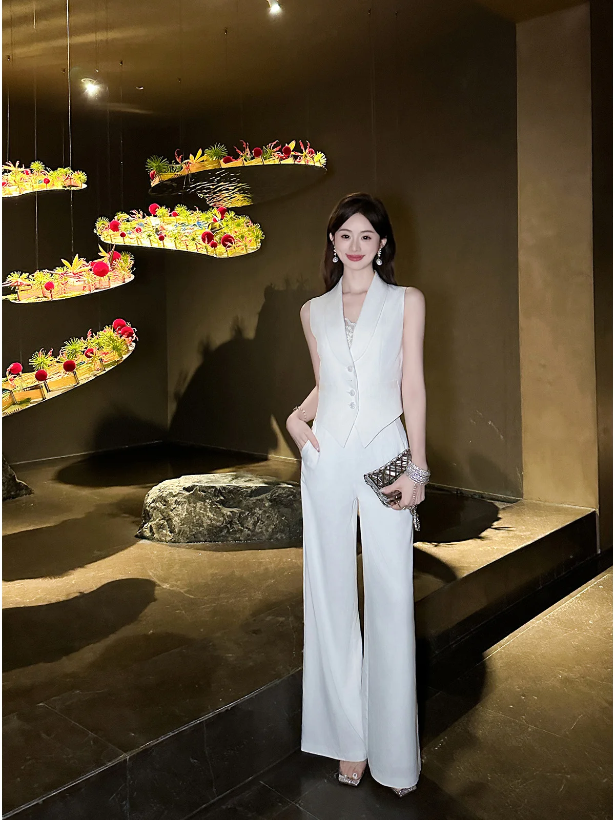 

Стильный белый костюм: жилет и брюки с широкими штанинами, комплект из двух предметов для женщин от Yuxiao Xiao Outgoing CEO Sle, модная осенняя одежда.