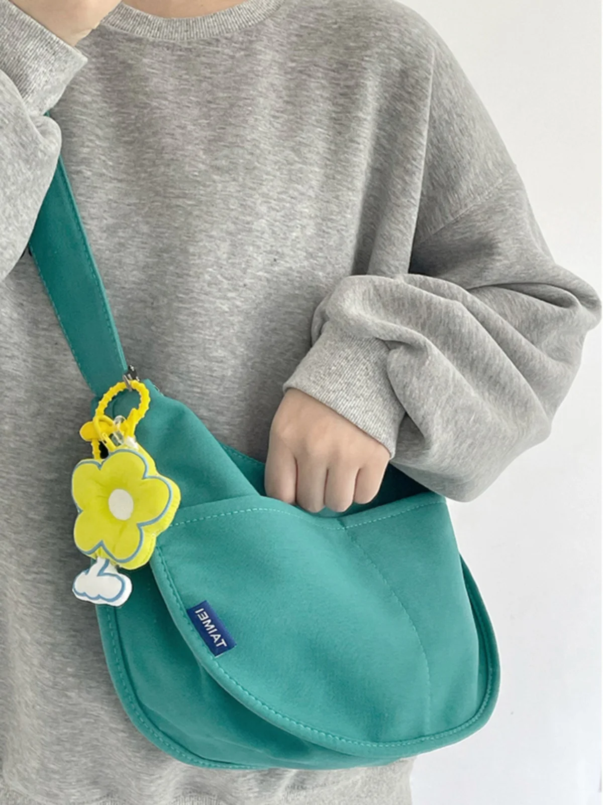 

Japanese Sle Canvas Dumpling ape Crossbody Bag Women's Summer New Pure Color Versatile Artistic Moon Tooth Salad Bag