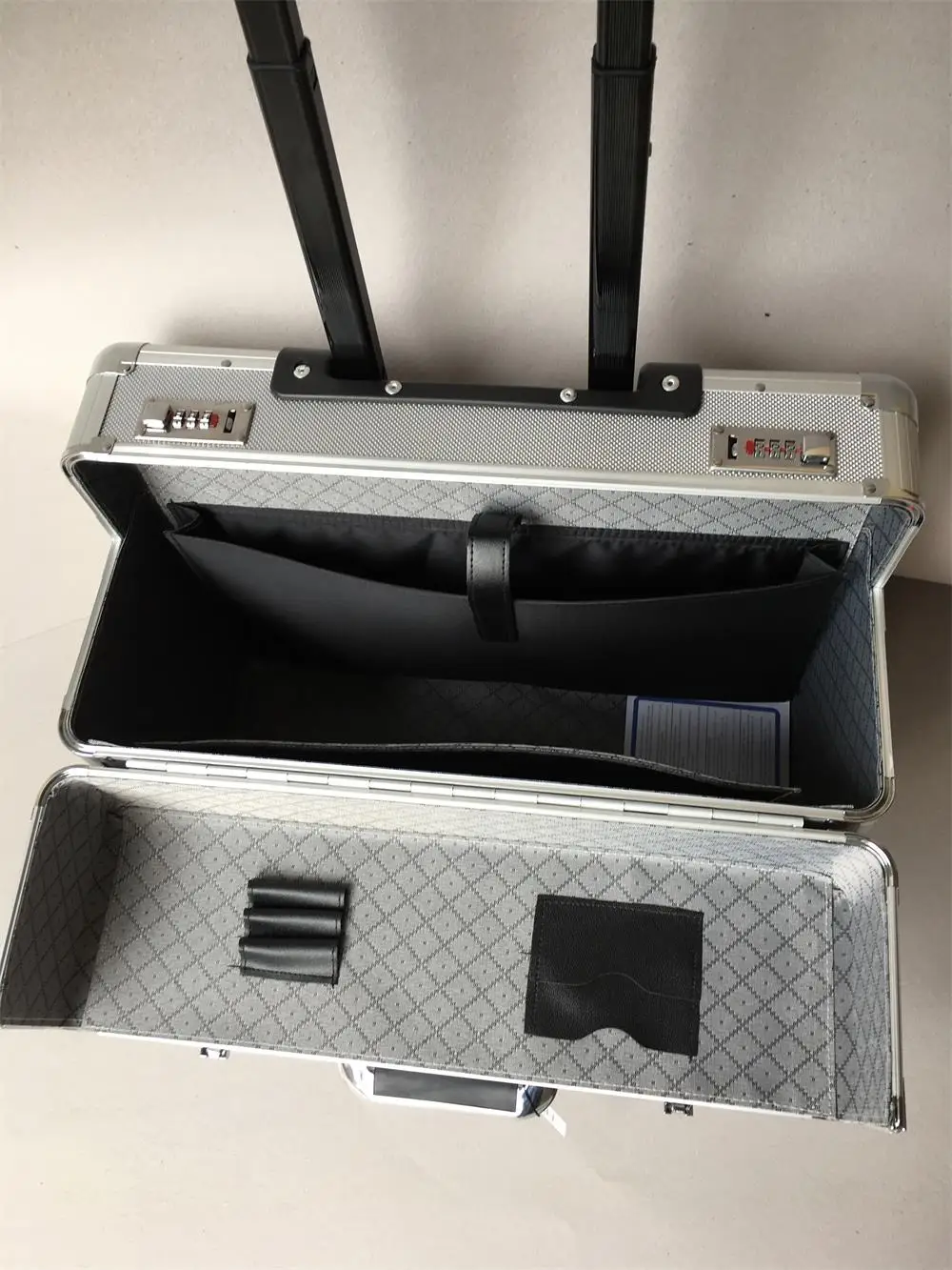 Customized Small Professional Portable High Quality Luggage Aircraft Tools Trolley Case Smart Luggage Aluminum Travel Luggage