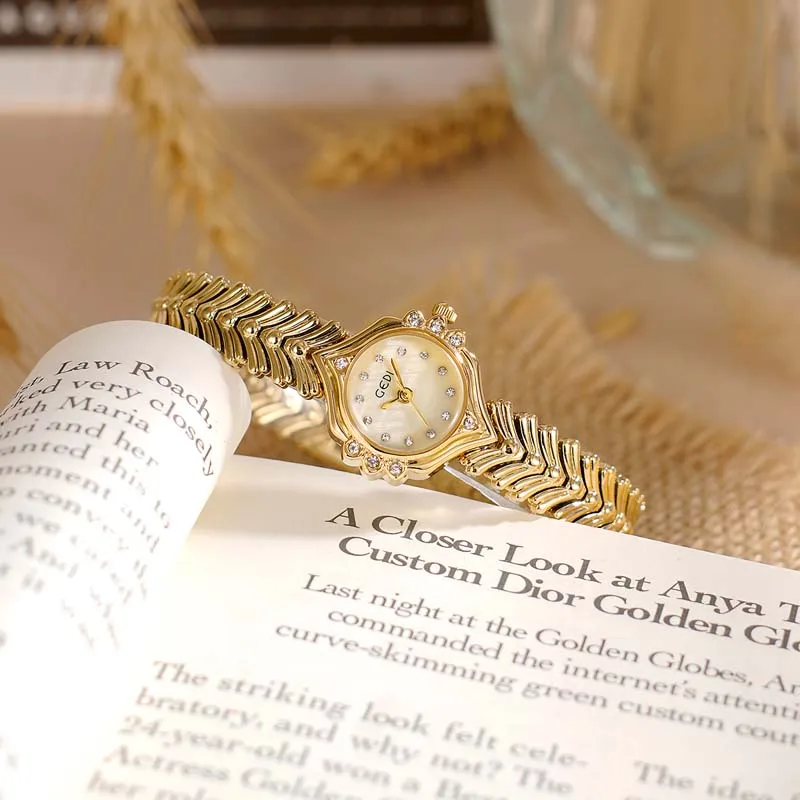 ساعة نسائية مرصعة بالألماس، ساعة يد عصرية من Mother-of-Pearl، سوار ذيل السمكة، ساعة كوارتز فاخرة فاخرة للسيدات