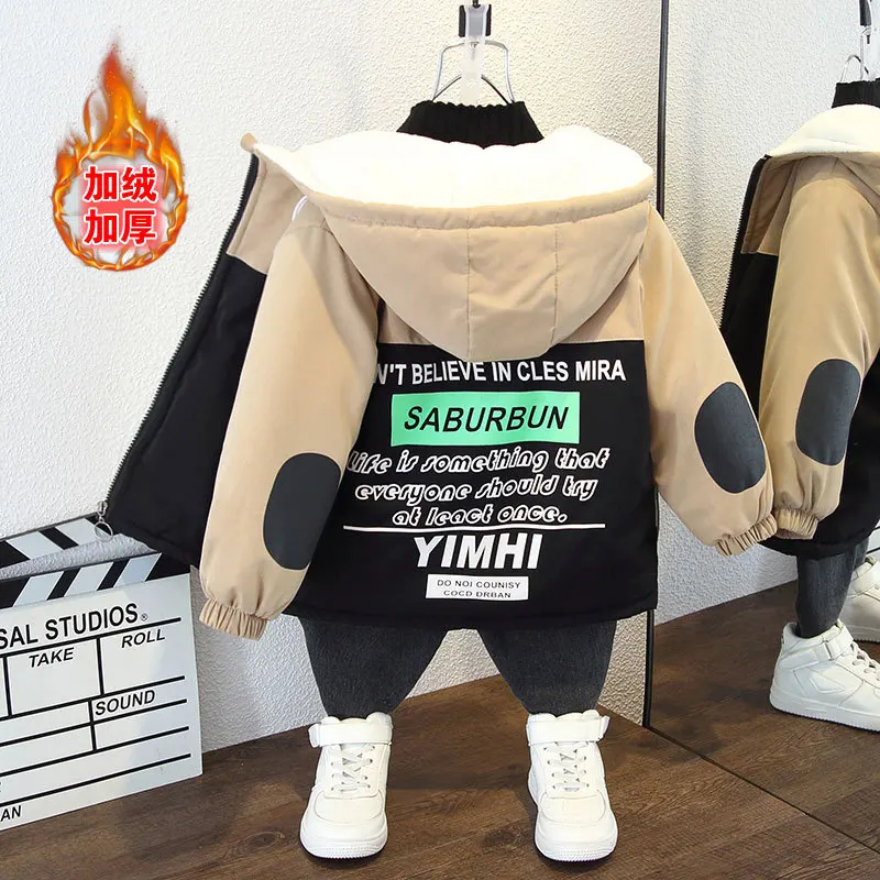 

Детское корейское зимнее пальто, модное пальто для мальчиков с надписью плюс бархатное пальто с капюшоном на молнии, детское теплое пальто 1-7 лет