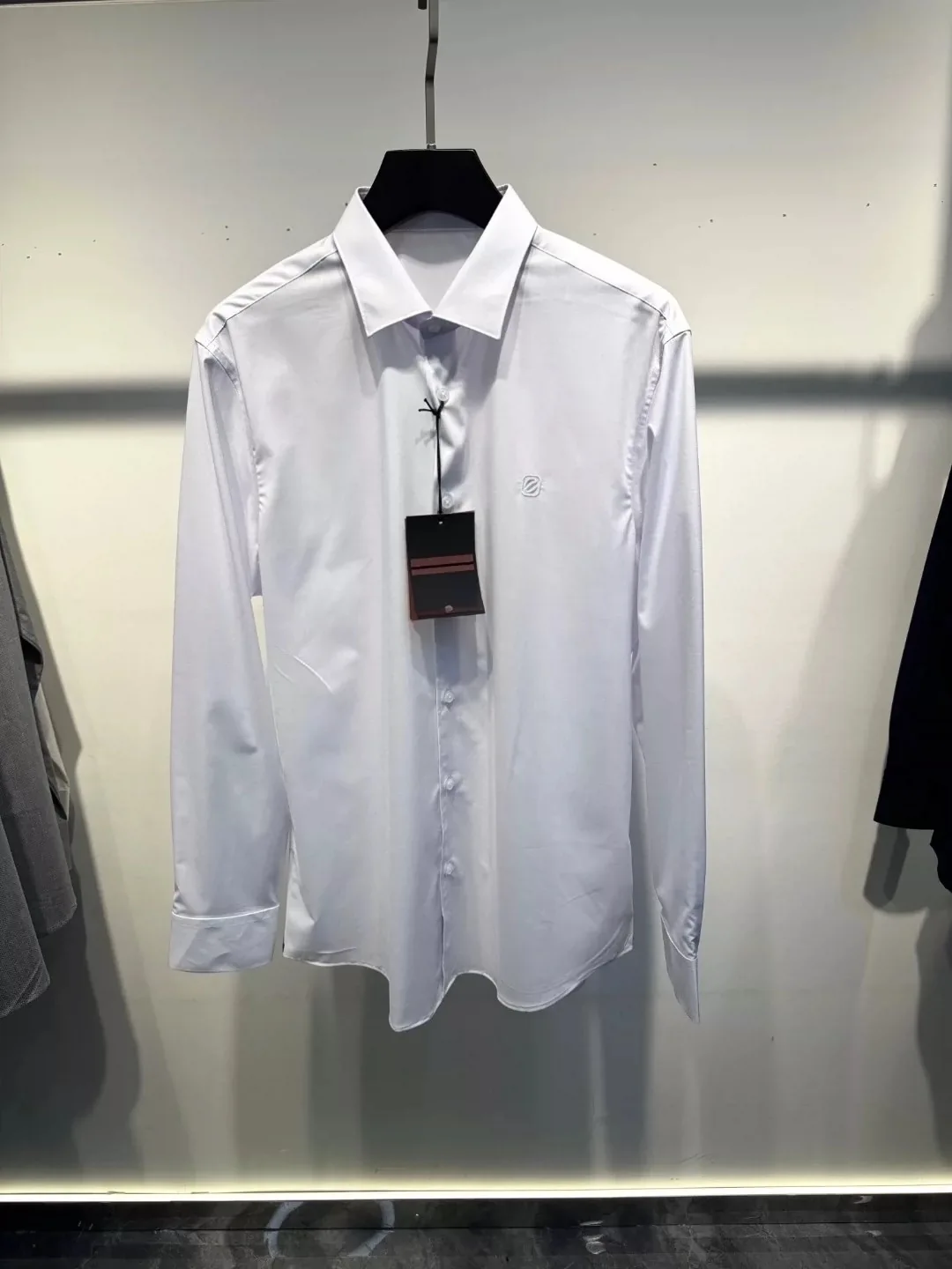 

Итальянская мужская деловая рубашка с длинным рукавом, вышивкой, приталенным кроем, повседневным воротником, мягкая, удобная, универсальная, хлопковая, осенняя, спортивная.