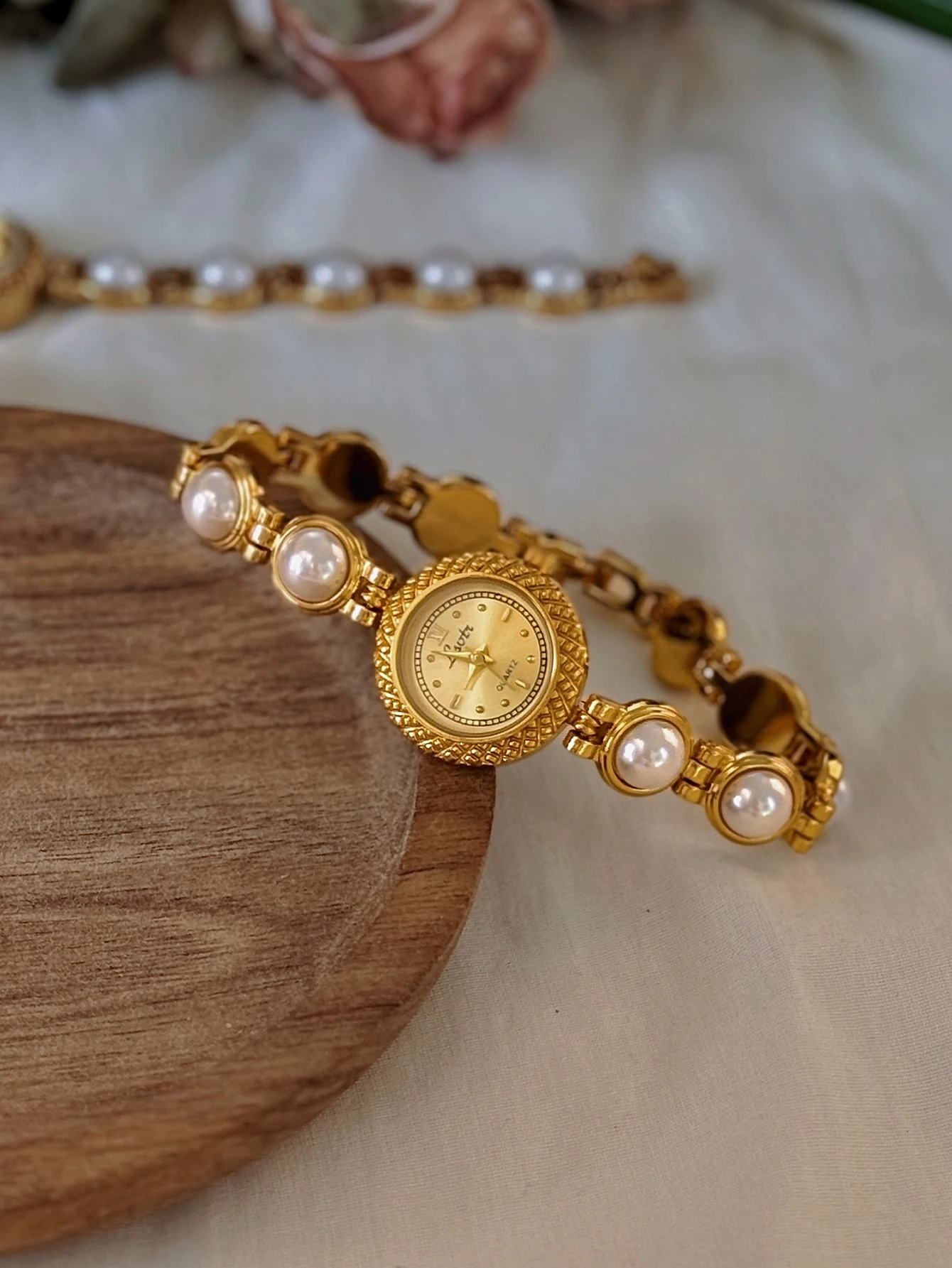 1 New Model of Gold-Colored French-Style Retro Fashion Watch with Elegant and Luxurious Pearl Inlays for Women, Featuring a Bohemian Style Strap, Durable and High-End Women's Quartz Watch, Suitable for Daily Wear, Vacations, Parties, and as a Holiday or Birthday Gift