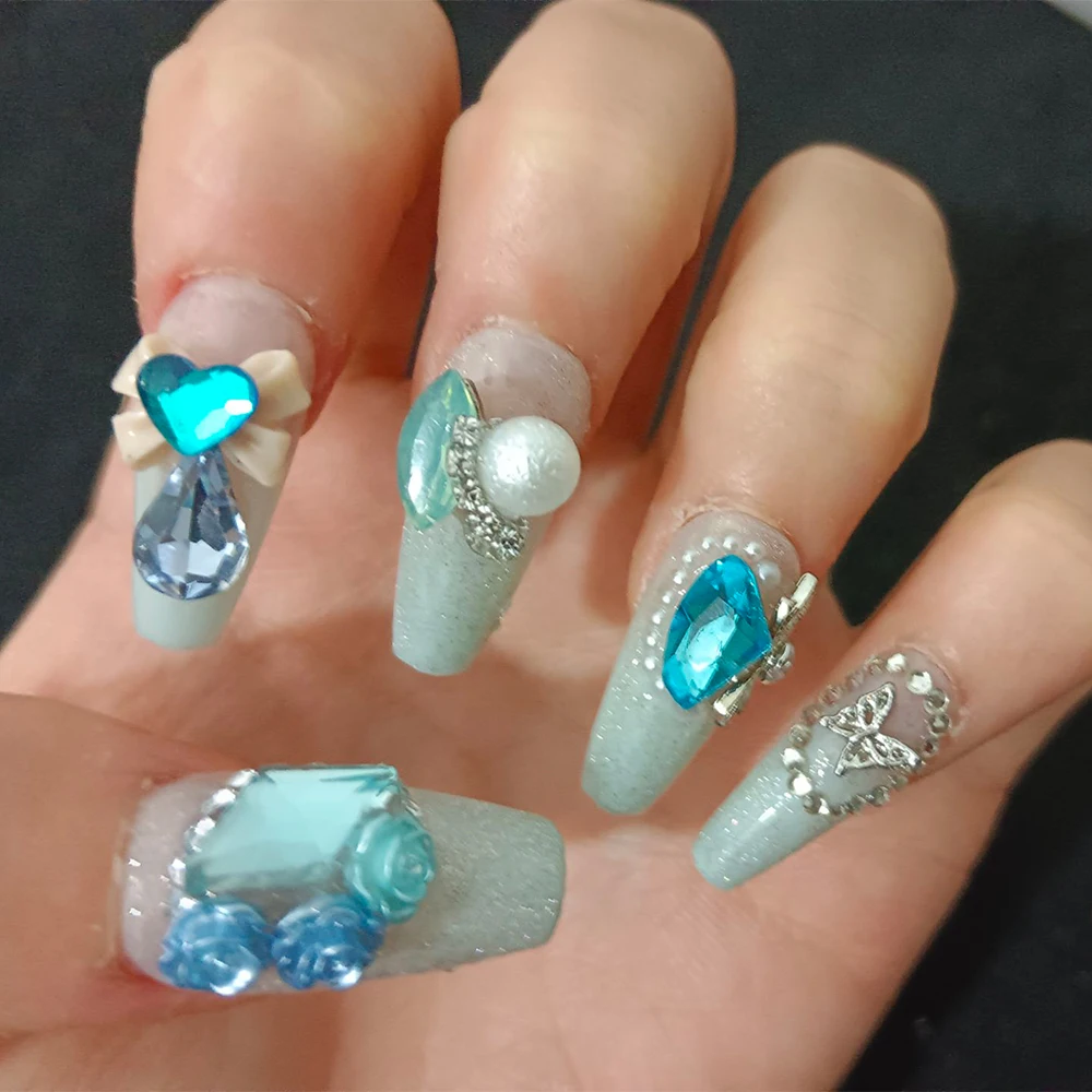 【 Cool Summer 】 Blue As The Base Color Press on Nails Jasnoniebieskie kolorowe diamenty mogą być noszone jak sztuczne paznokcie Prosty design