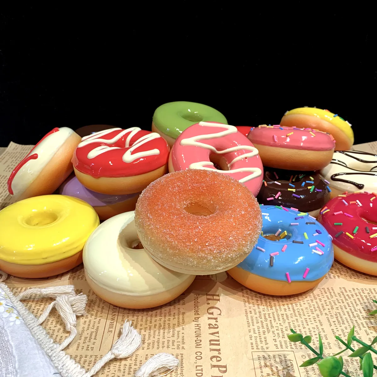 8,5cm Simulierte Donuts Runde Kunstnahrung Weiche PU-Brot-Farbe Nadelrosa Wanddekoration Schokoladen-Anhänger Süßigkeiten DIY-Requisiten Geschenk – Detail 5