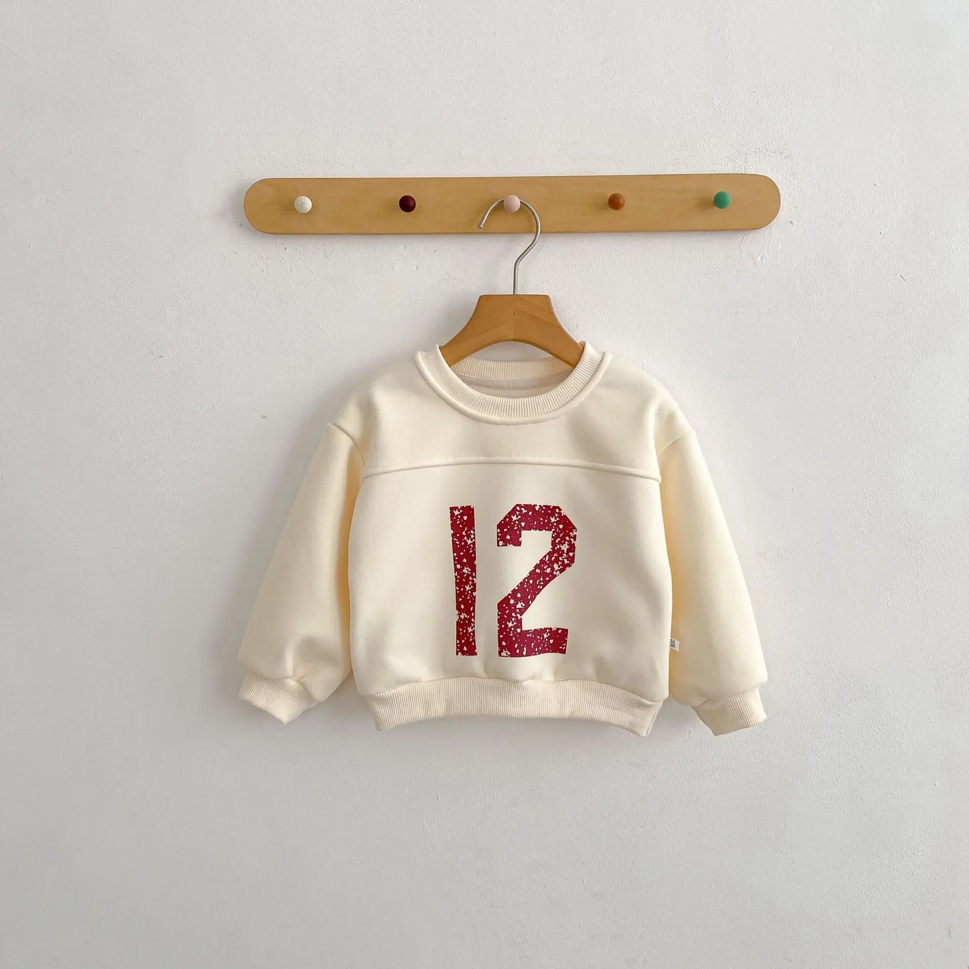 

New winter plush thick hoodie for boys aged 1-3, long sleeved T-shirt with letters, children's round neck top, casual
