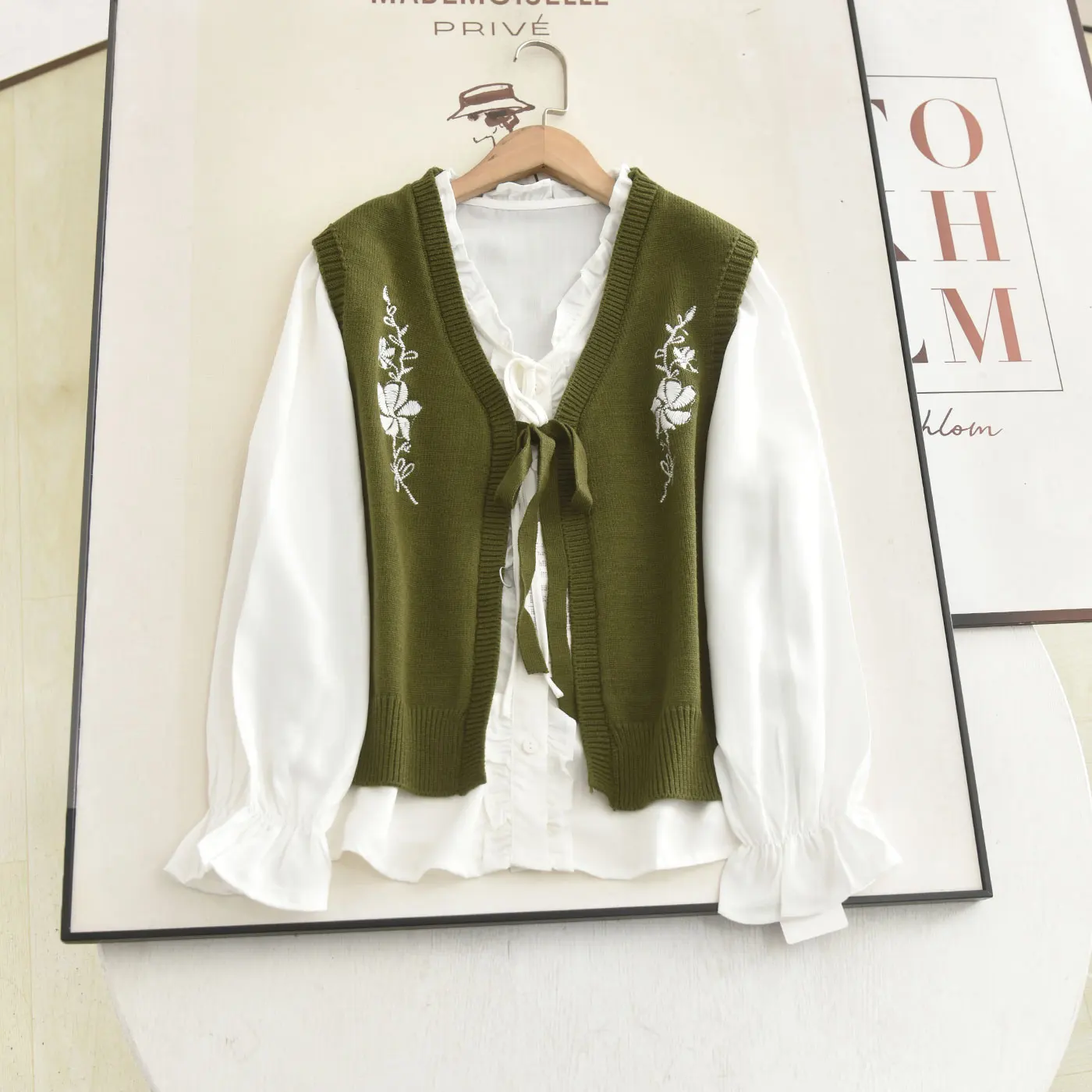 

Spring 2026 Women's Embroidered Belted V-Ne Knitted Vest Top with Wood ain irt Long Sve Two-Piece Faion Set