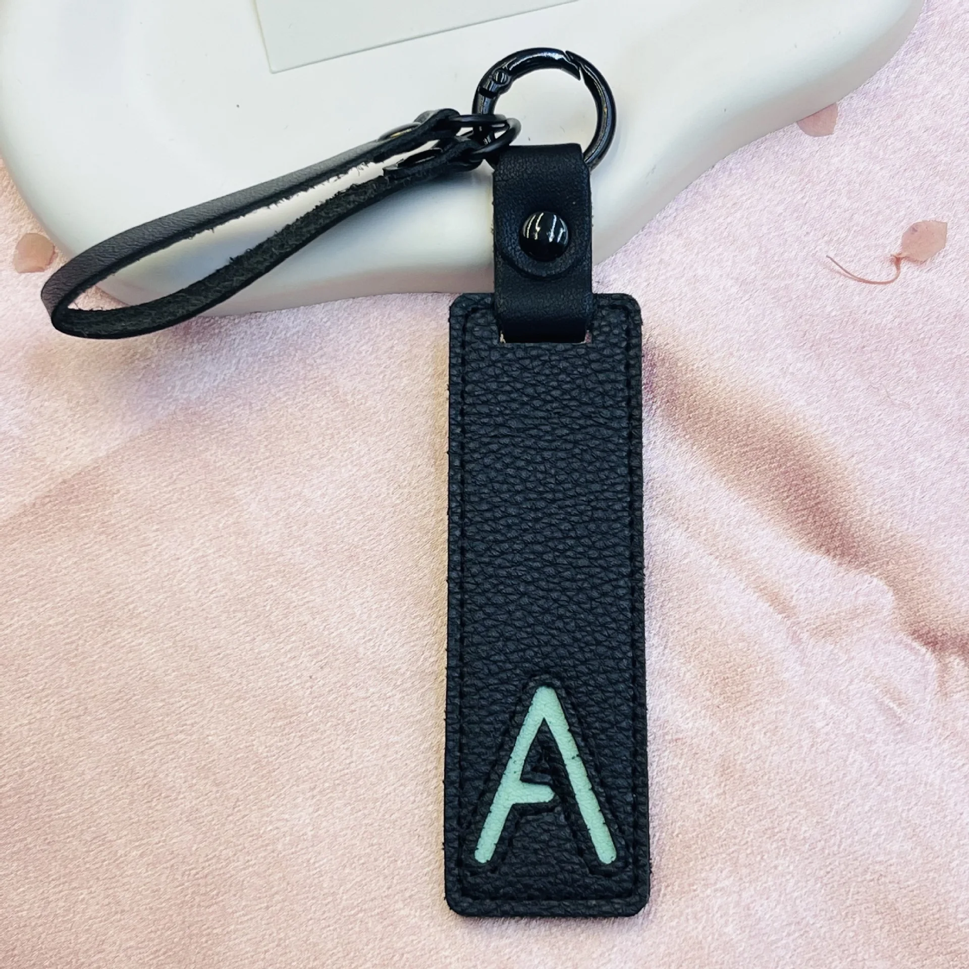 Kreativer Einfarbiger Personalisierter Leder-Autoschlüsselanhänger Gepäckanhänger Schlüsselring Englische Buchstaben Karten-Dekoration Anhänger Geschenk – Detail 5