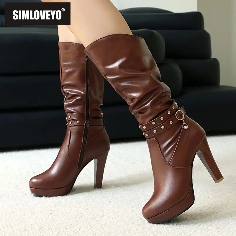 

SIMLOVEYO 2025 Шикарные женские сапоги до середины икры с круглым носком на толстом каблуке 10 см, платформа 2 см, заклепки на молнии, размеры 41 42 43 Коричневый Белый