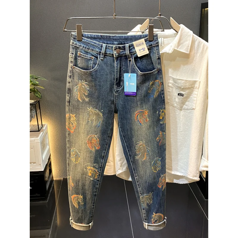 الخريف الجينز الرجال 2025 الاتجاه الجديد ضوء فاخر مطبوعة أقدام صغيرة الراقية مستقيم الساق السراويل المرنة غير رسمية