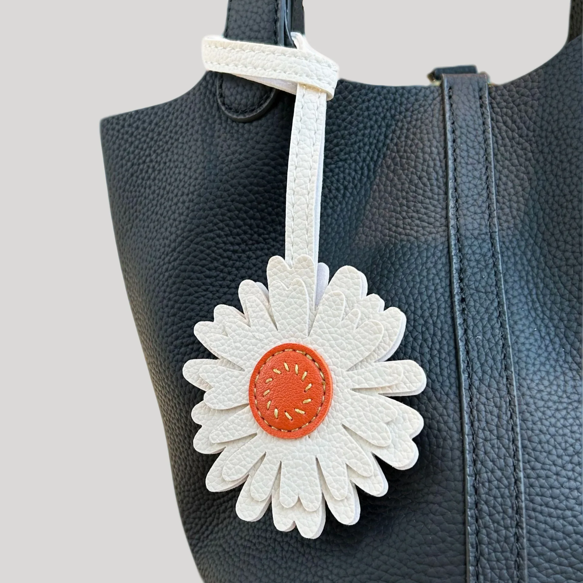 

Handmade Cutting Sewing Small Daisy Bag Pendant Sunflower Leather Car Keychain Pendant