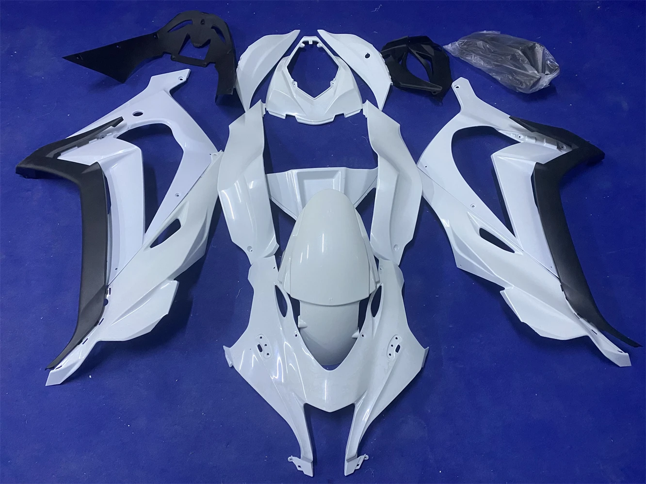 Motorcycle fairing suitable for ZX-10R 16 17 18 19 20 years -10R 2016 2017 2018 2019 2020 Fairing not painted not sprayed