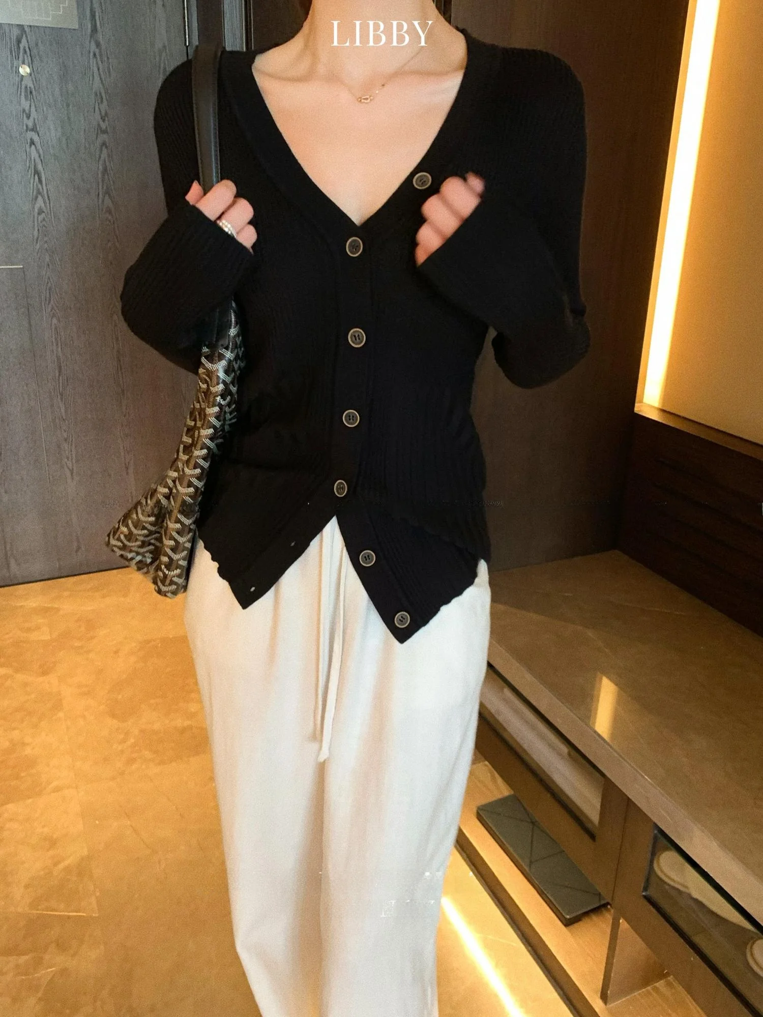 

Укороченный вязаный кардиган Libby с V-образным вырезом, облегающий, с эффектом утяжки, универсальный, черный, в рубчик