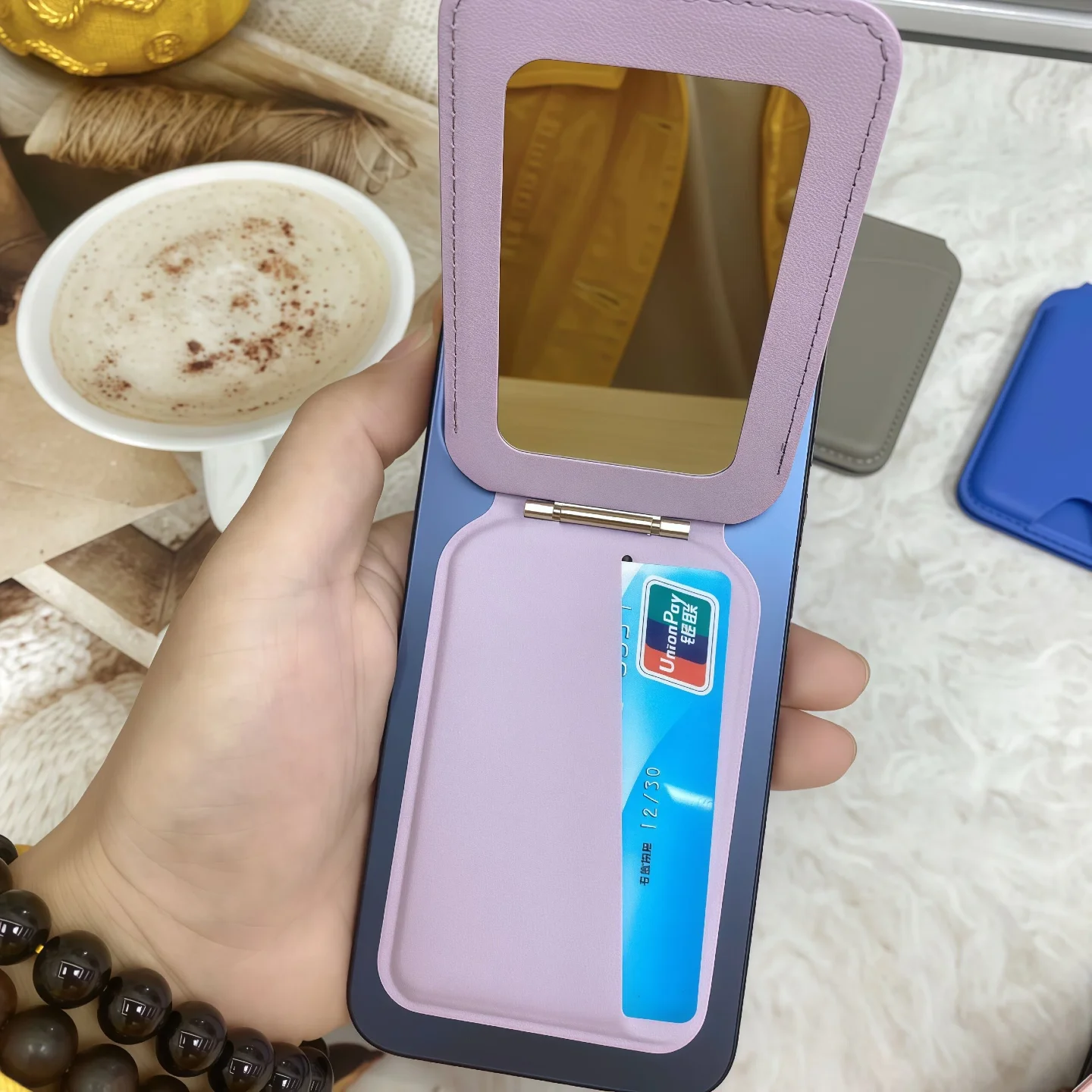 

Вращающийся магнитный держатель-зеркало для Apple iPhone серий 16, 15, 14, 13 с MagSafe и складным кардхолдером